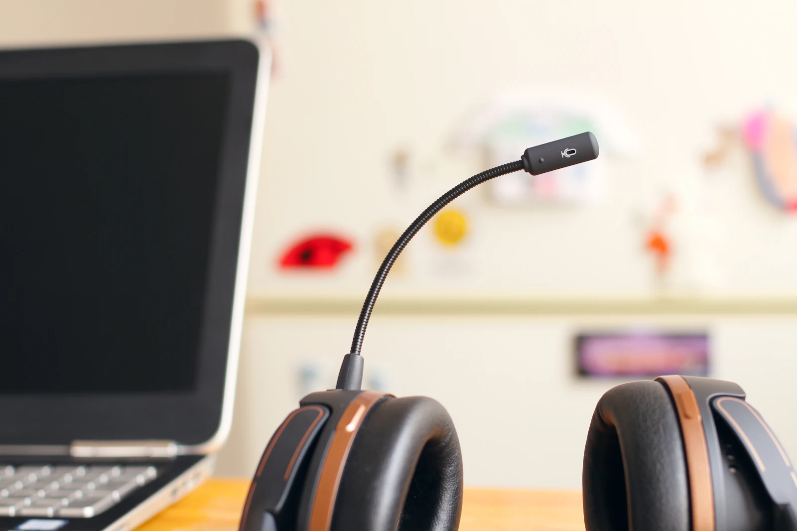 Freundlicher Ansprechpartner mit Headset winkt vor seinem Laptop