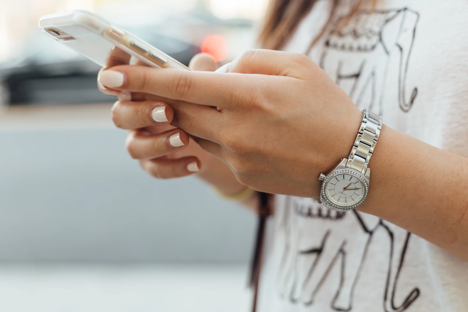 Person hält ein Smartphone in der Hand und scrollt durch eine Website