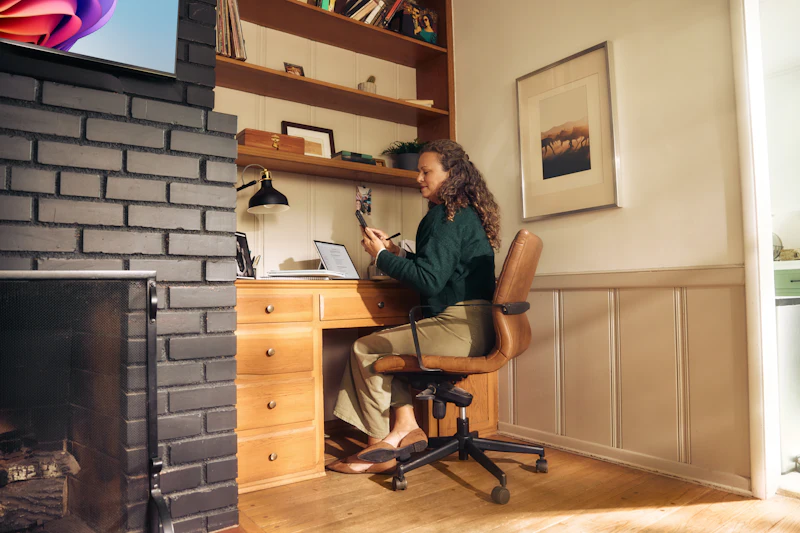 Frau arbeitet in einem gemütlichen Homeoffice am Schreibtisch